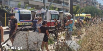 Θεσσαλονίκη: Αυτοκίνητο “καρφώθηκε” σε στάση του ΟΑΣΘ – Τρεις τραυματίες (Εικόνες)