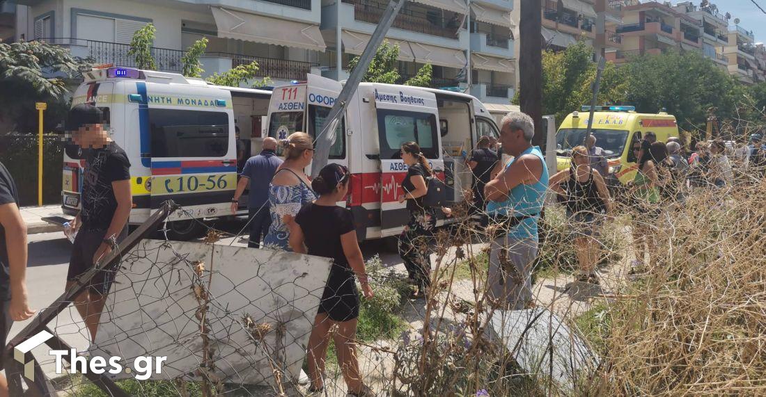 Θεσσαλονίκη: Αυτοκίνητο “καρφώθηκε” σε στάση του ΟΑΣΘ – Τρεις τραυματίες (Εικόνες)