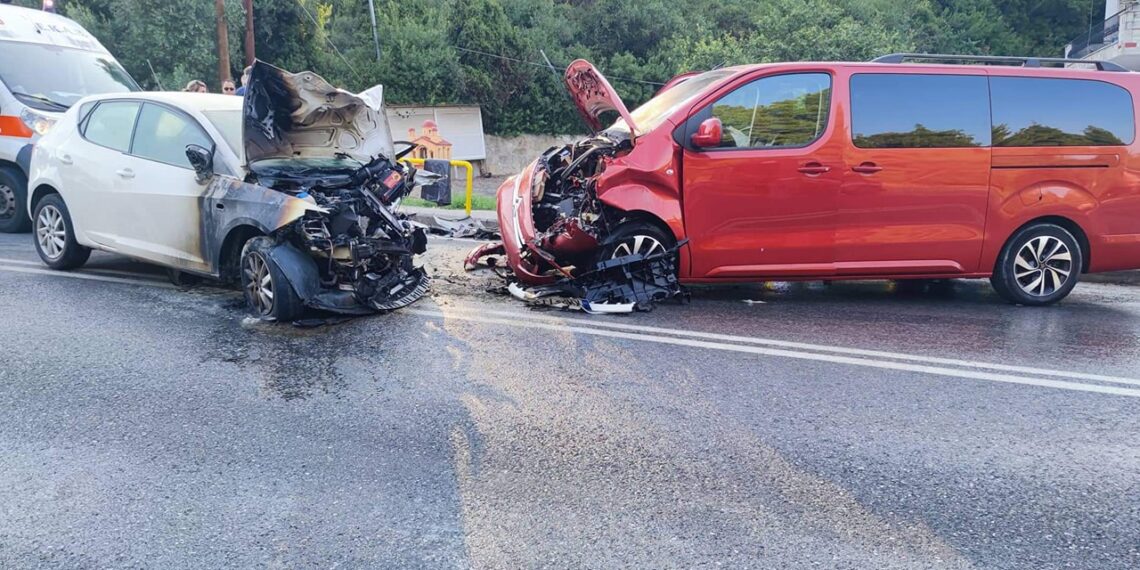 Χαλκιδική: Νεκρός 27χρονος σε σφοδρή σύγκρουση αυτοκινήτου με mini bus (Εικόνες)