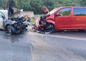 Χαλκιδική: Νεκρός 27χρονος σε σφοδρή σύγκρουση αυτοκινήτου με mini bus (Εικόνες)