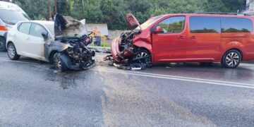 Χαλκιδική: Νεκρός 27χρονος σε σφοδρή σύγκρουση αυτοκινήτου με mini bus (Εικόνες)