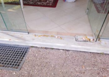 Επίθεση με αυγά στα γραφεία του ΣΥΡΙΖΑ στη Σίνδο (Εικόνες)