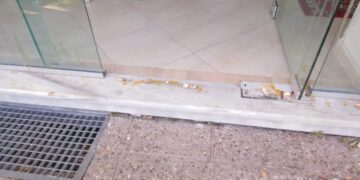 Επίθεση με αυγά στα γραφεία του ΣΥΡΙΖΑ στη Σίνδο (Εικόνες)