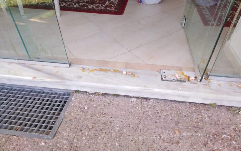 Επίθεση με αυγά στα γραφεία του ΣΥΡΙΖΑ στη Σίνδο (Εικόνες)