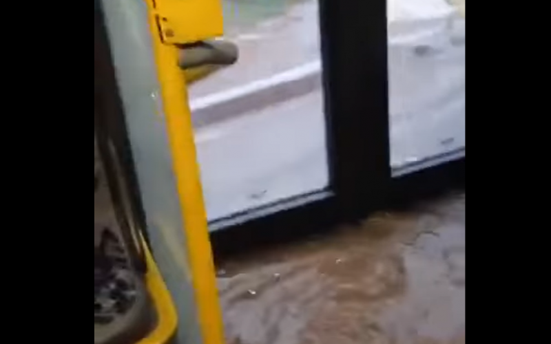 Λεωφορείο – «βάρκα» από τα νερά της καταιγίδας στη Δυτική Θεσσαλονίκη (Bίντεο)