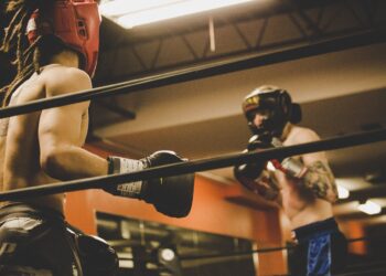 Θεσσαλονίκη: Αγώνας μποξ σε αυτοσχέδιο ρινγκ σε αυλή δημοτικού σχολείου (Βίντεο)