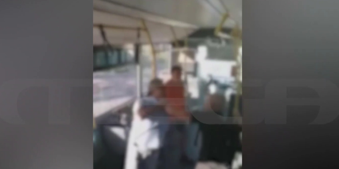 Θεσσαλονίκη: Οδηγός λεωφορείου του ΟΑΣΘ και επιβάτης ήρθαν στα χέρια για μία μάσκα (Βίντεo)