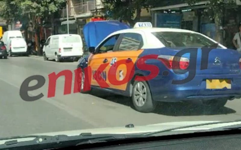 Θεσσαλονίκη: Ταξί κυκλοφορεί στα «τυφλά» – Οδηγούσε με ανοιχτό καπό! (Βίντεο)