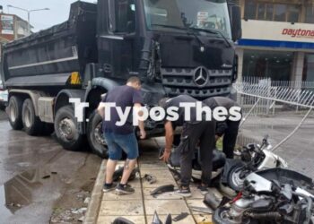 Μοναστηρίου: Τρελή πορεία φορτηγού – Έπεσε πάνω σε παρκαρισμένα (Eικόνες)