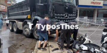 Μοναστηρίου: Τρελή πορεία φορτηγού – Έπεσε πάνω σε παρκαρισμένα (Eικόνες)