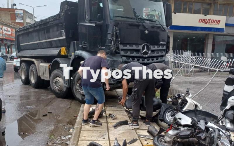 Μοναστηρίου: Τρελή πορεία φορτηγού – Έπεσε πάνω σε παρκαρισμένα (Eικόνες)