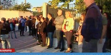 Καλαμαριά: Γονείς έκαναν ανθρώπινη αλυσίδα στο 3ο ΓΕΛ Καλαμαριάς