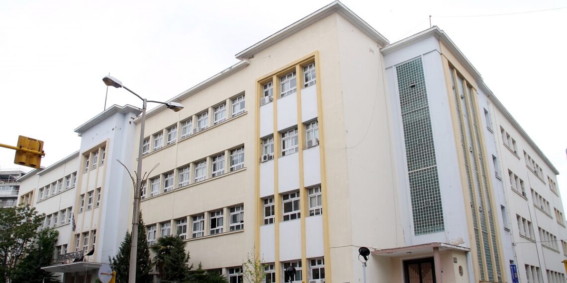 Θεσσαλονίκη: Νεαροί μπούκαραν στον “Ευκλείδη” και τα έκαναν γυαλιά – καρφιά