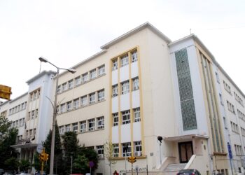 Θεσσαλονίκη: Νεαροί μπούκαραν στον “Ευκλείδη” και τα έκαναν γυαλιά – καρφιά