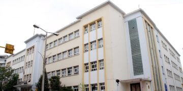 Θεσσαλονίκη: Νεαροί μπούκαραν στον “Ευκλείδη” και τα έκαναν γυαλιά – καρφιά