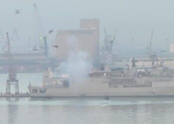 Θεσσαλονίκη: Κανονιοβολισμοί από τη φρεγάτα Σπέτσαι που «έδεσε» στο λιμάνι (Βίντεο)