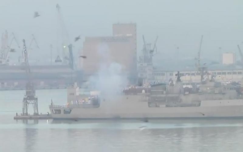Θεσσαλονίκη: Κανονιοβολισμοί από τη φρεγάτα Σπέτσαι που «έδεσε» στο λιμάνι (Βίντεο)