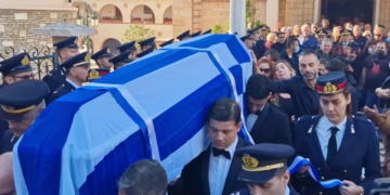 Αλέξανδρος Νικολαΐδης: Με χειροκροτήματα ο τελευταίος αποχαιρετισμός – «Αθάνατος» φώναζε ο κόσμος