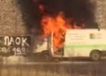 Ηλιούπολη: Η στιγμή που φορτηγάκι παίρνει φωτιά – Κυκλοφοριακό χάος στην Περιφερειακή της πόλης