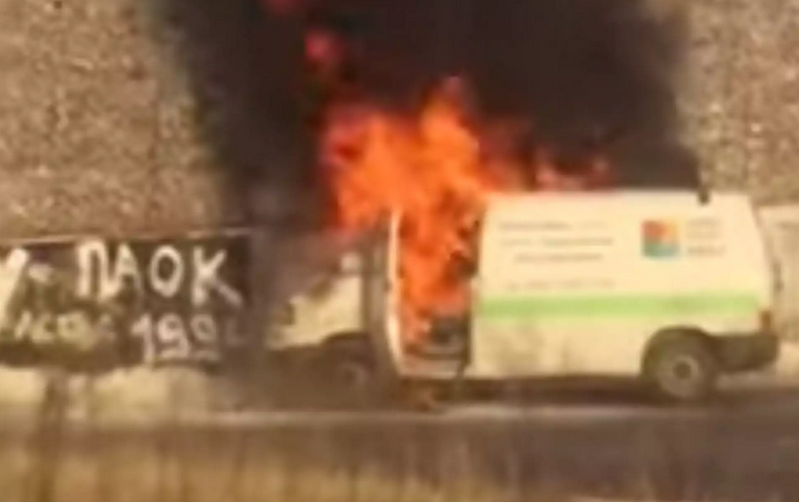 Ηλιούπολη: Η στιγμή που φορτηγάκι παίρνει φωτιά – Κυκλοφοριακό χάος στην Περιφερειακή της πόλης