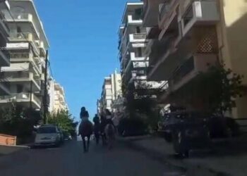 Εύοσμος: Νεαροί βγήκαν βόλτα με τα… άλογα (Βίντεο)