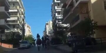 Εύοσμος: Νεαροί βγήκαν βόλτα με τα… άλογα (Βίντεο)