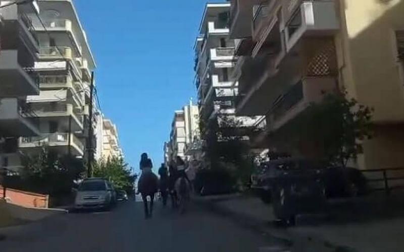 Εύοσμος: Νεαροί βγήκαν βόλτα με τα… άλογα (Βίντεο)