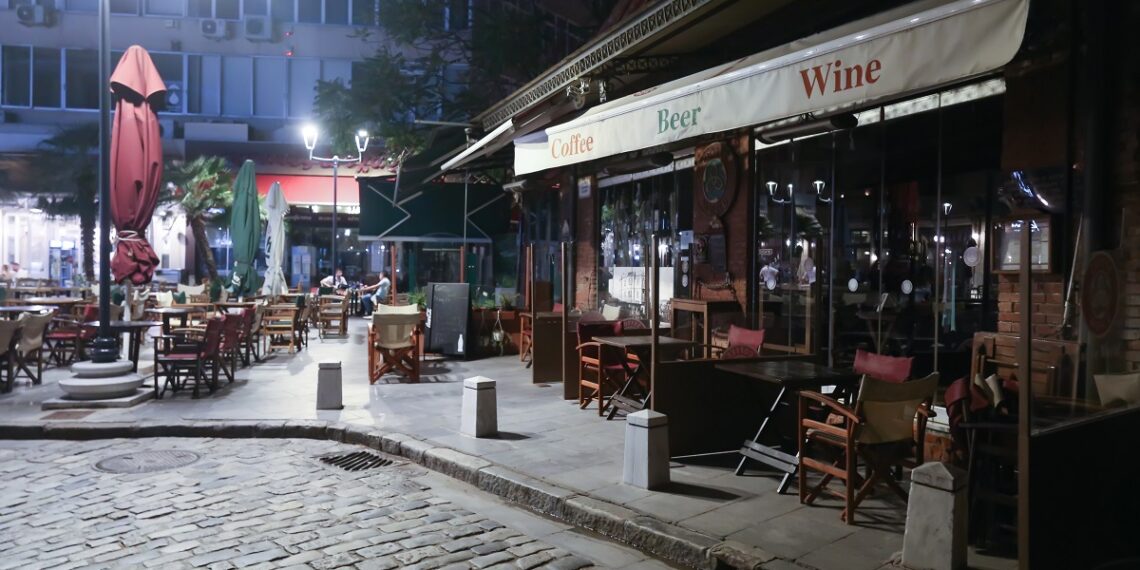 Θεσσαλονίκη: Ομάδα δέκα ατόμων ξυλοκόπησε 20χρονο και την φίλη του