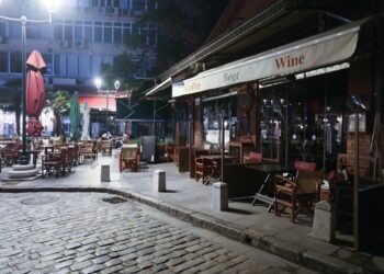 Θεσσαλονίκη: Ομάδα δέκα ατόμων ξυλοκόπησε 20χρονο και την φίλη του