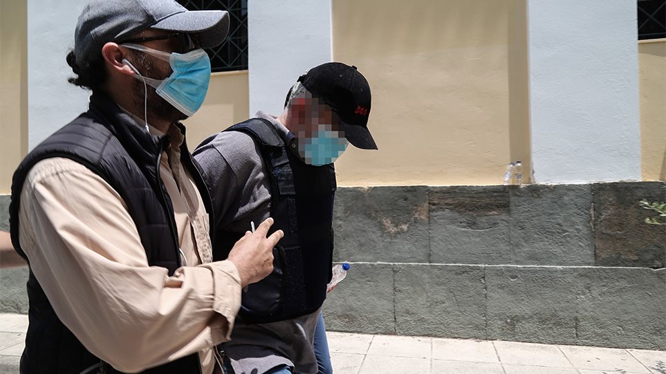 Δίκη “ψευτογιατρού”: Οχτώ φορές ισόβια, 50 χρόνια κάθειρξη και 327.000 ευρώ χρηματική ποινή επέβαλε το δικαστήριο