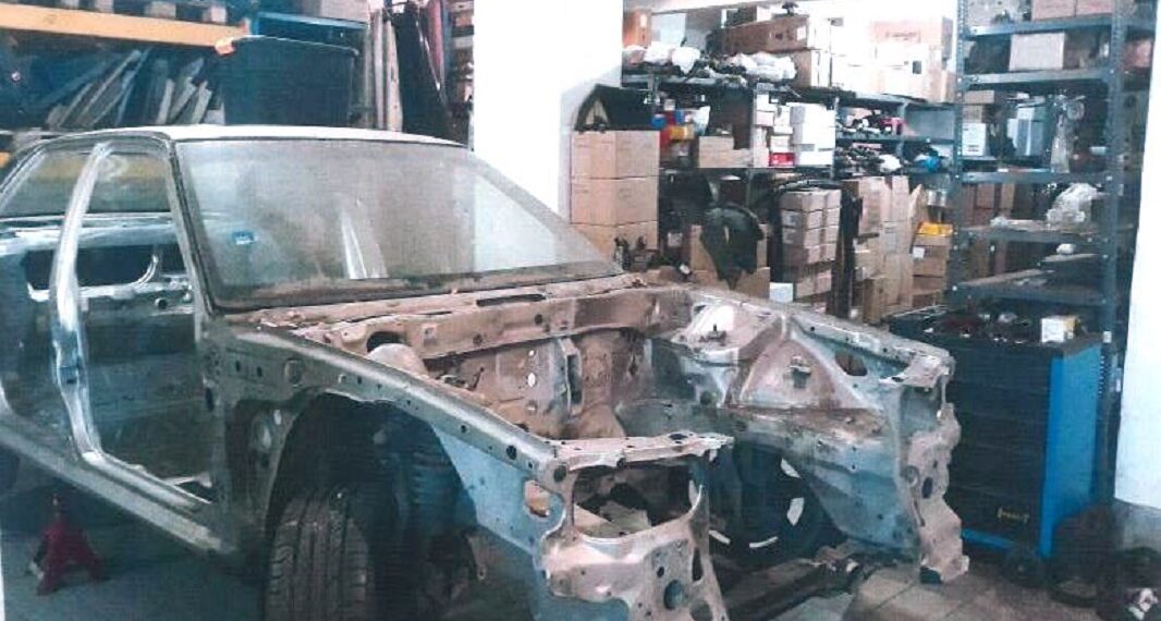 Καλαμαριά: Έκανε βίδες αυτοκίνητα για ανταλλακτικά και ρύπαινε το περιβάλλον (Εικόνες)