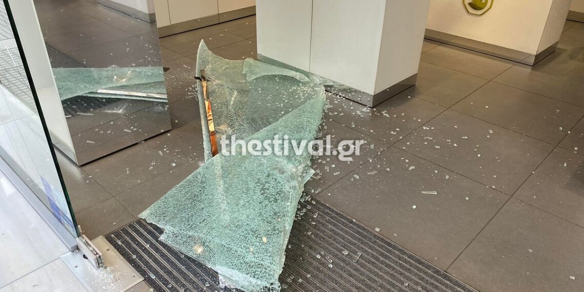 Κουκουλοφόροι προκάλεσαν φθορές σε καταστήματα στο κέντρο της Θεσσαλονίκης (Εικόνες)