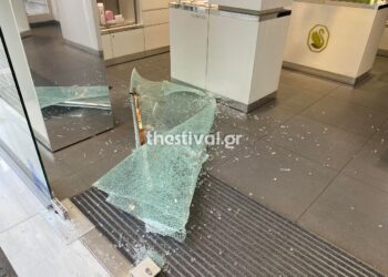 Κουκουλοφόροι προκάλεσαν φθορές σε καταστήματα στο κέντρο της Θεσσαλονίκης (Εικόνες)