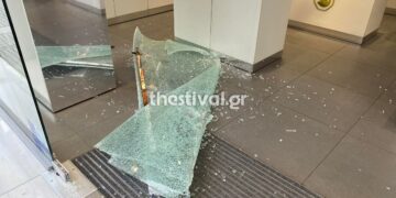 Κουκουλοφόροι προκάλεσαν φθορές σε καταστήματα στο κέντρο της Θεσσαλονίκης (Εικόνες)