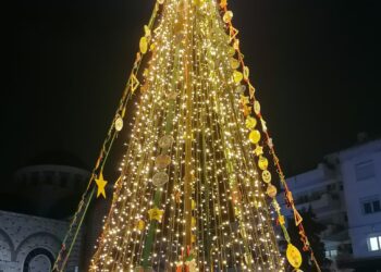 Εύοσμος: Άναψε το χριστουγεννιάτικο δέντρο στην πλατεία