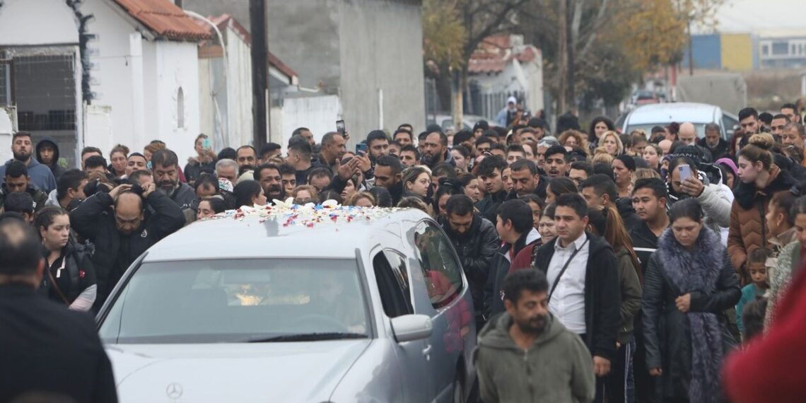 Εύοσμος: Πλήθος κόσμου στην κηδεία του 16χρονου Κώστα Φραγκούλη