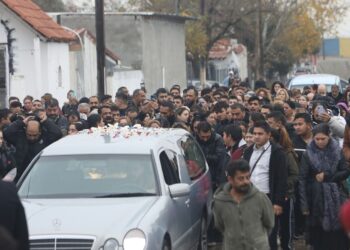 Εύοσμος: Πλήθος κόσμου στην κηδεία του 16χρονου Κώστα Φραγκούλη