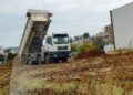 Ευκαρπία: Τους έπιασαν επ’ αυτοφώρω να πετούν μπάζα σε οικόπεδο