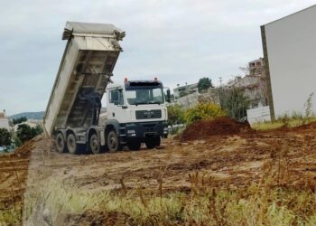 Ευκαρπία: Τους έπιασαν επ’ αυτοφώρω να πετούν μπάζα σε οικόπεδο