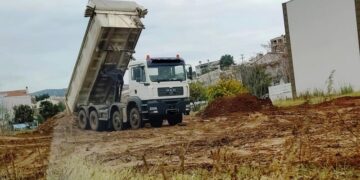 Ευκαρπία: Τους έπιασαν επ’ αυτοφώρω να πετούν μπάζα σε οικόπεδο