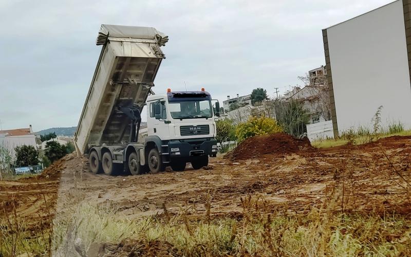 Ευκαρπία: Τους έπιασαν επ’ αυτοφώρω να πετούν μπάζα σε οικόπεδο