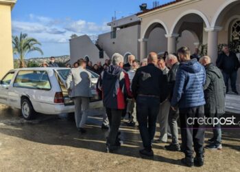 Ανείπωτος θρήνος στην κηδεία της 21χρονης Έμμας που παρασύρθηκε από αυτοκίνητο στη Θεσσαλονίκη (Εικόνες)