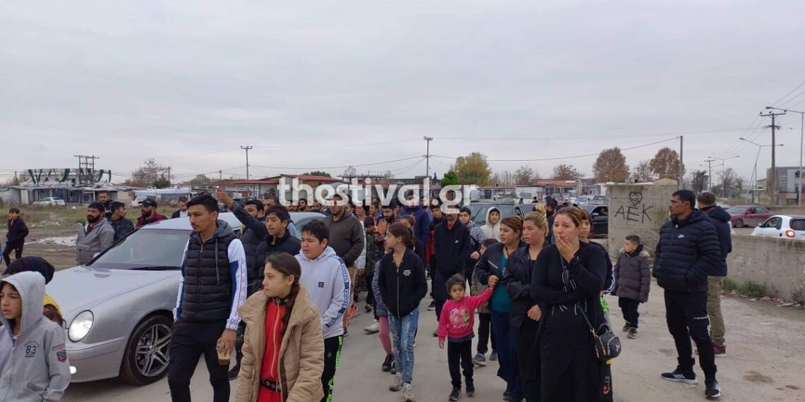 Θεσσαλονίκη: Βαρύ το κλίμα στον οικισμό “Αγία Σοφία” – Έφτασε με πομπή η σορός του 16χρονου