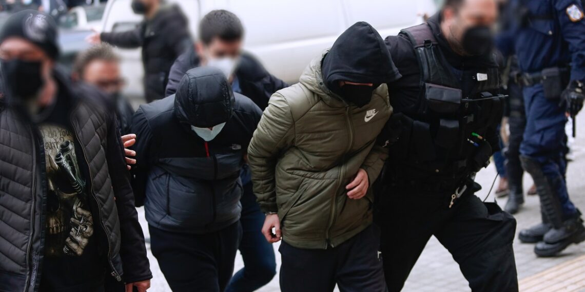 Θεσσαλονίκη: Στα Δικαστήρια οι 12 κατηγορούμενοι για τη δολοφονία του 19χρονου Άλκη Καμπανού