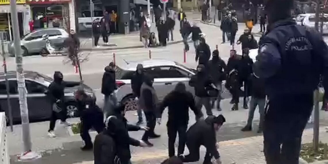 Δίκη Άλκη Καμπανού: Επεισόδιο μεταξύ οπαδών του Άρη και του ΠΑΟΚ έξω από τα δικαστήρια (Βίντεο)