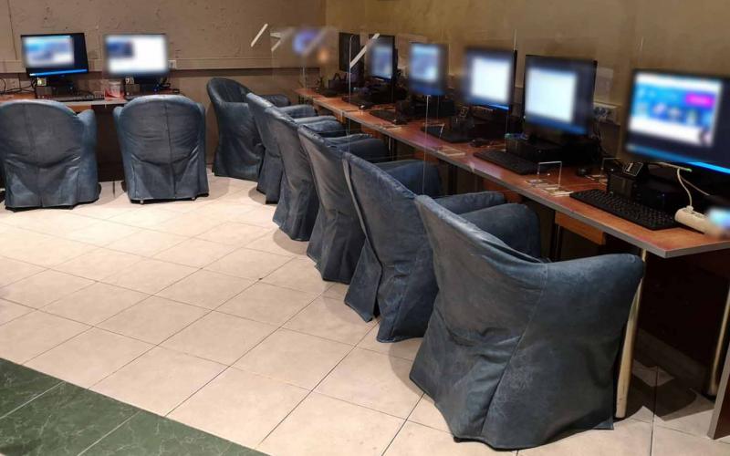 Θεσσαλονίκη: Έπαιζαν παράνομα τυχερά παιχνίδια σε ίντερνετ καφέ – 15 συλλήψεις