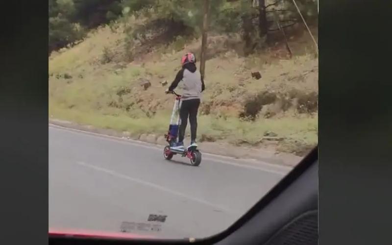 Θεσσαλονίκη: Τρέχει με 100 χλμ/ώρα με… πατίνι στον Περιφερειακό (Βίντεο)