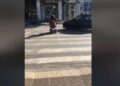 Θεσσαλονίκη: Οδηγός πήγε να πατήσει ΑμεΑ πάνω σε διάβαση (Βίντεο)