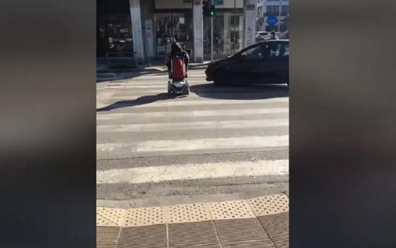 Θεσσαλονίκη: Οδηγός πήγε να πατήσει ΑμεΑ πάνω σε διάβαση (Βίντεο)