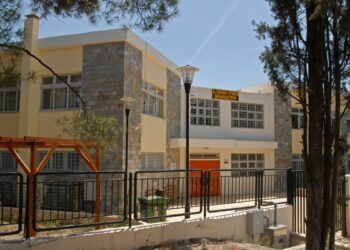 Σοκ στη Ωραιόκαστρο: Εξωσχολικοί μαχαίρωσαν μαθητή έξω από Λύκειο